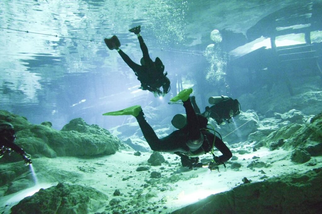 scuba dive instructors in cenote
